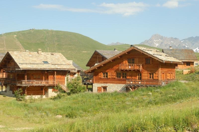 Madame Vacances Les Chalets De L'Altiport Alpe d'Huez Εξωτερικό φωτογραφία